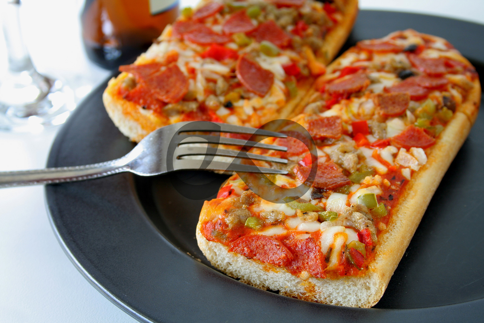 Мини пиццы в духовке с колбасой. Пицца на батоне. Пицца из батона. Бутерброды мини пицца. Пицца на хлебе.