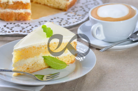 Yoğurt Kremalı Pasta yapmak için toz şeker ve yumurtayı 10 dakika çırpın.Unu  eleyerek tahta kaşık yardımıyla, nazikçe yumurtaya yedirin.